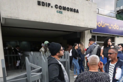 Precisó que prevalece cielo con nubosidad parcial y algunas zonas nubladas durante la mañana, con posibles lluvias y lloviznas dispersas.