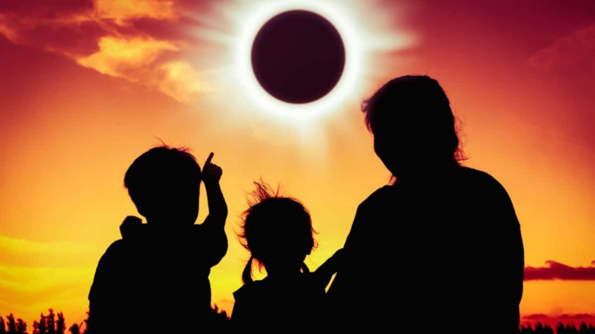 En un eclipse es el momento de nutrirnos bien, hidratarnos, escuchar al cuerpo y sus necesidades, y darnos tiempo y espacio para conectar internamente.