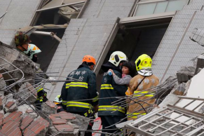 Los equipos de rescate conocen el paradero de decenas de personas atrapadas en la red viaria de este condado, ubicado entre montañas y acantilados y repleto de túneles que conducen a la ciudad de Hualien.