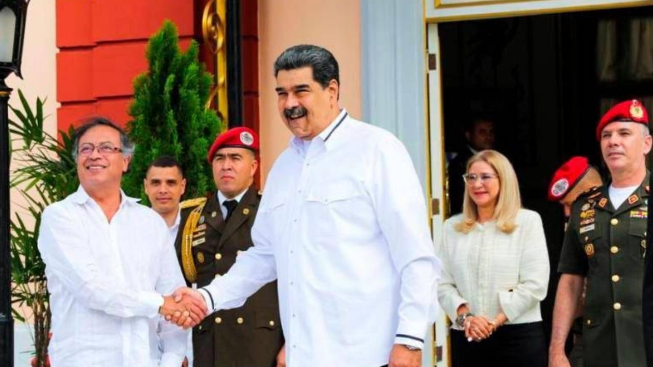 Petro finaliza su visita en Caracas tras su encuentro con Maduro