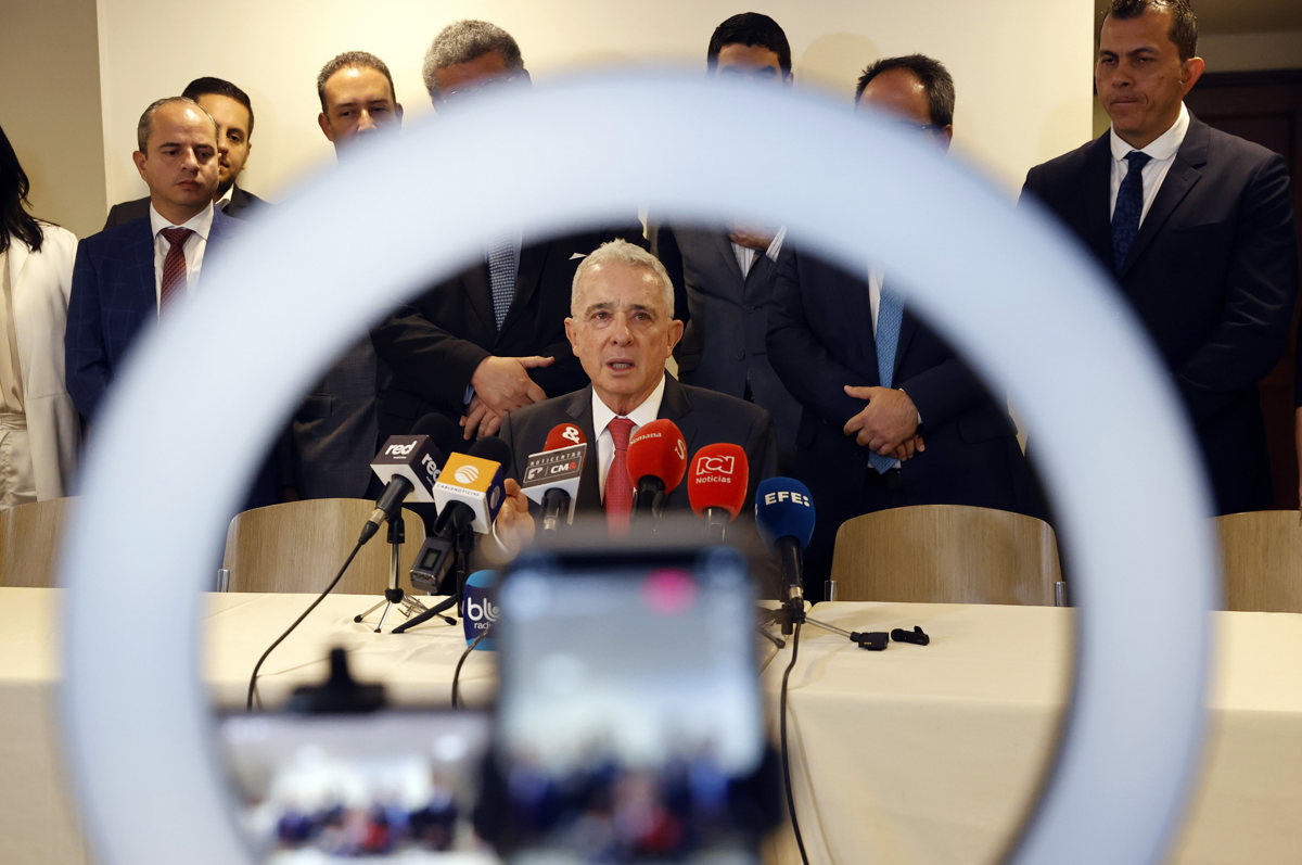 Fiscalía colombiana acusa formalmente al expresidente Álvaro Uribe por tres delitos