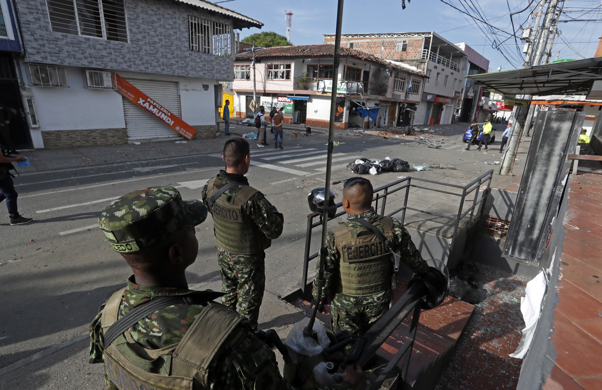Seis heridos por una bomba y ataques de guerrilleros a la Policía en Colombia