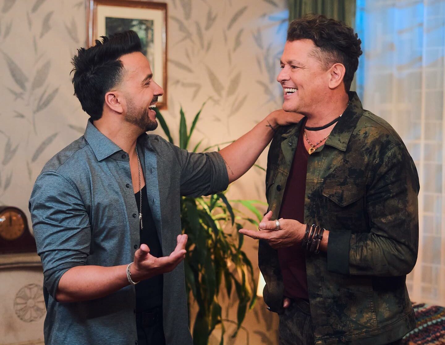 Luis Fonsi y Carlos Vives unen sus voces para el tema “Santa Marta” (+video)