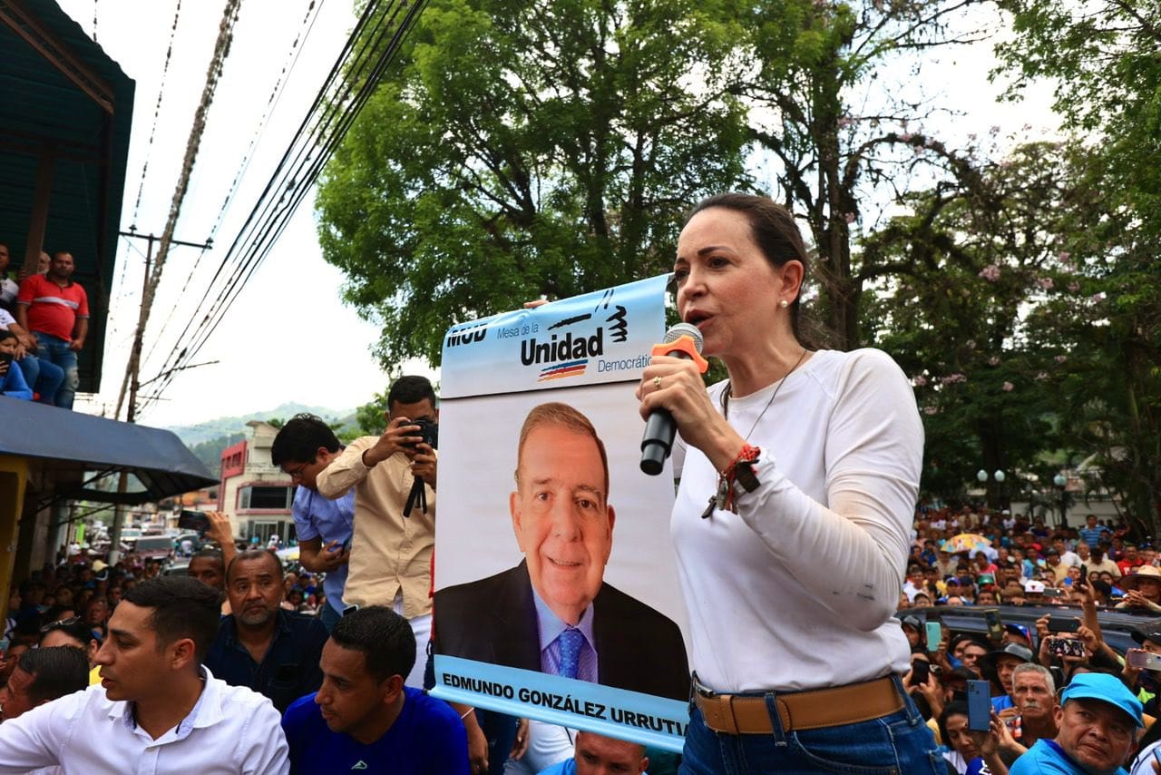 María Corina de gira con el afiche de Edmundo González. Lo que opinan analistas