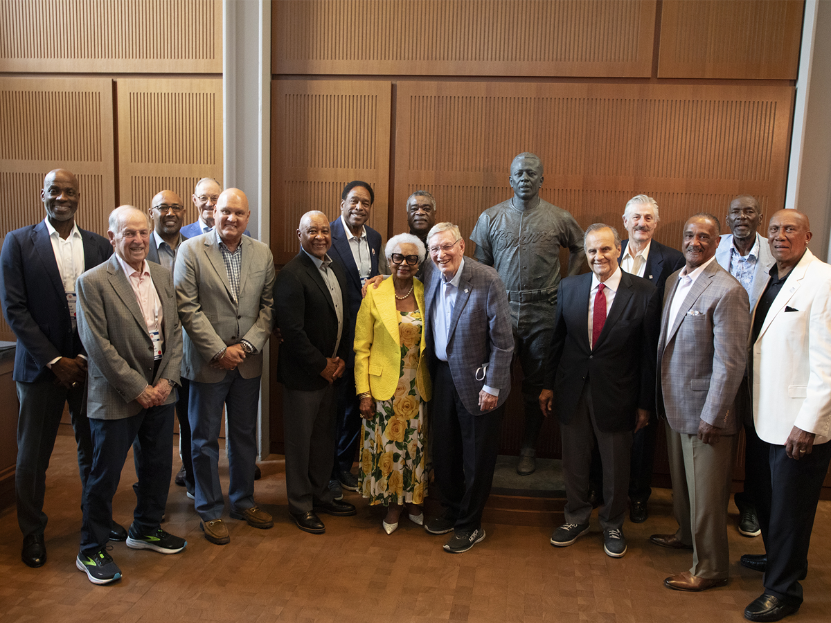 Salón de la Fama develó estatua de Hank Aaron
