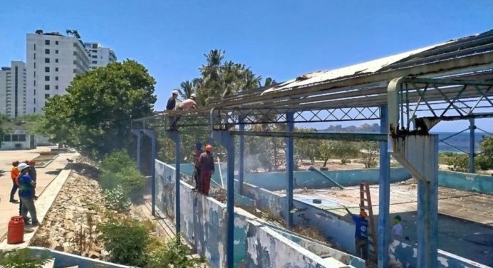 Alcaldía de Mariño ejecuta el desmantelamiento de la estructura de la cancha de Guaraguao