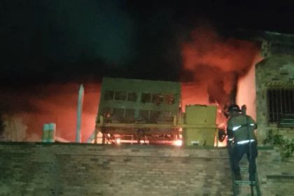 Bomberos apagan incendio en clínica abandonada de Porlamar