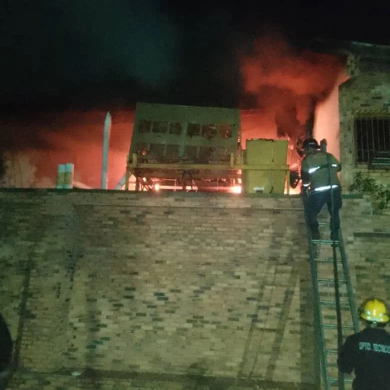 Bomberos apagan incendio en clínica abandonada de Porlamar