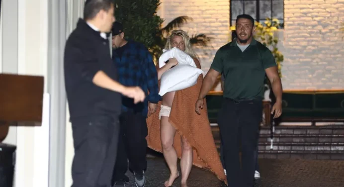 Britney Spears salió de un lujoso hotel tras una pelea