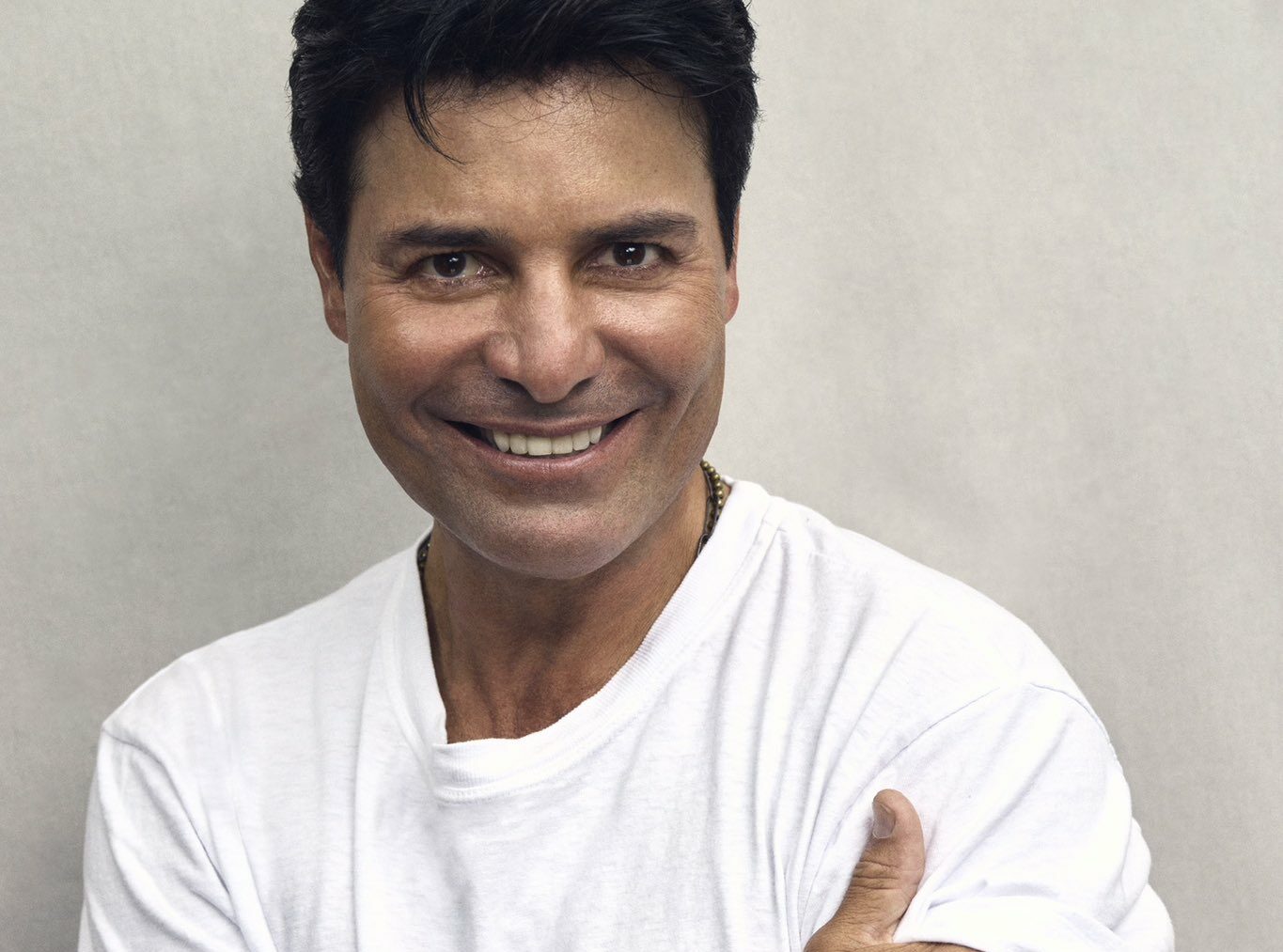 Chayanne felicita a las madres y causa conmoción