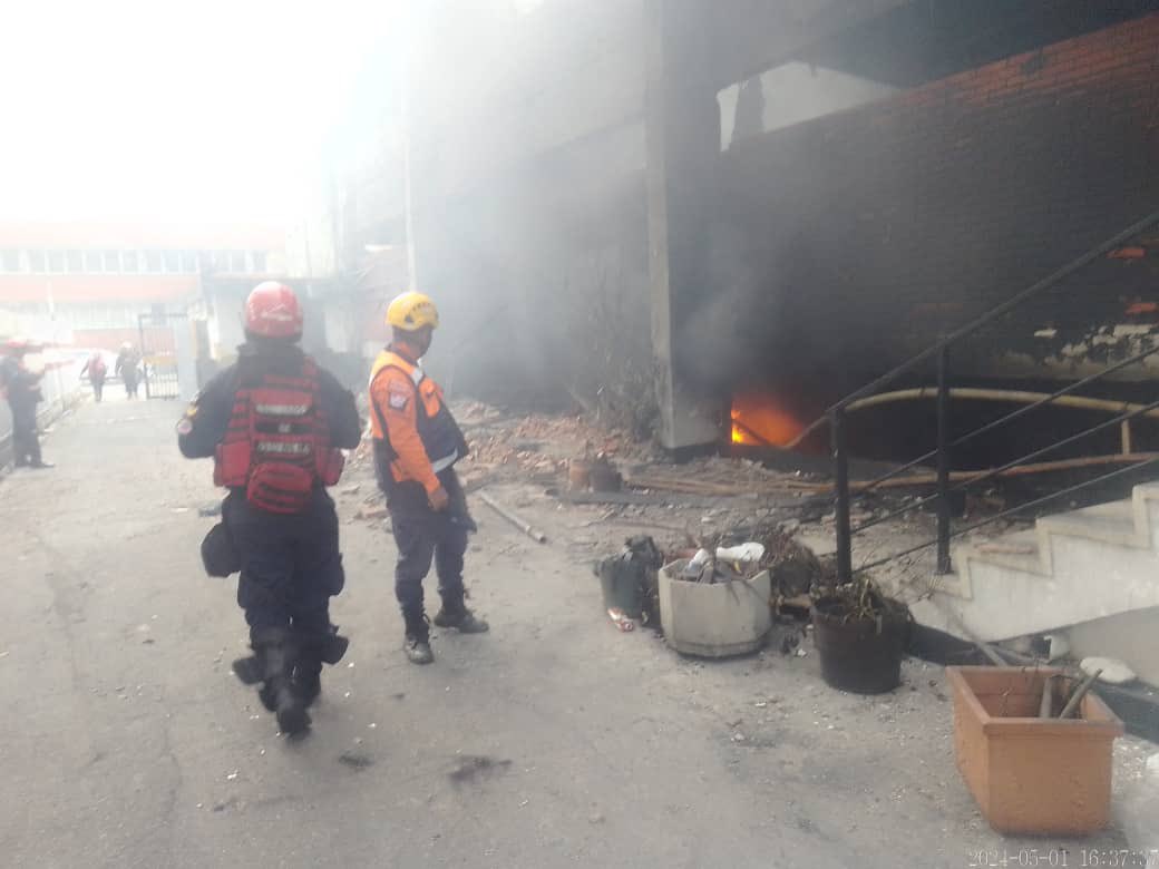 Cinco bomberos heridos en local que se incendió en La California