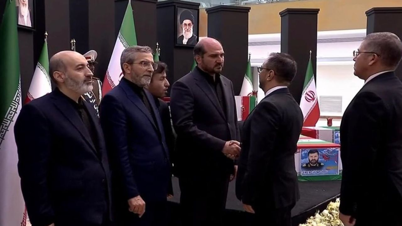 El canciller Yván Gil honra al presidente iraní Ebrahim Raisi en su ceremonia fúnebre