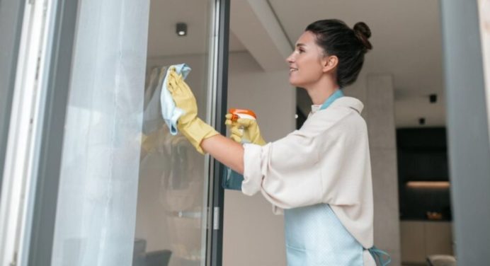 Así debes limpiar los vidrios de la casa y dejarlos sin manchas