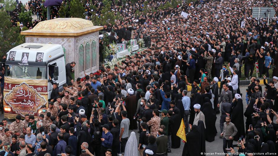 Decenas de miles de personas asisten al funeral de Raisi en Teherán