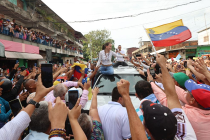 Durante sus recorridos, Machado está promoviendo la candidatura de Edmundo González Urrutia.