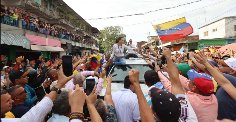 Durante sus recorridos, Machado está promoviendo la candidatura de Edmundo González Urrutia.