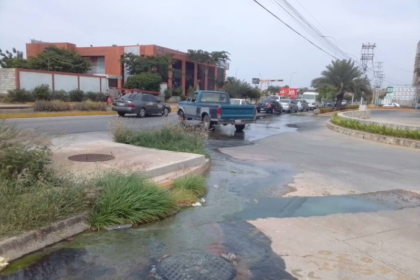 Rotura de alcantarilla causa derrame de aguas negras en Av. Terranova y Llano Adentro