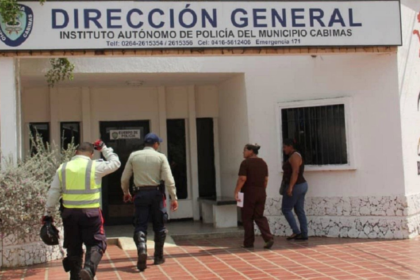 Según fuentes ligadas al caso, el presunto estafador, identificado como Nerio Jesús Iseas Hernández, de 19 años de edad, presentaba capturas de pantalla de pagos falsos y retiraba pedidos que realizaba al llegar al local, para luego retirarse a su residencia.