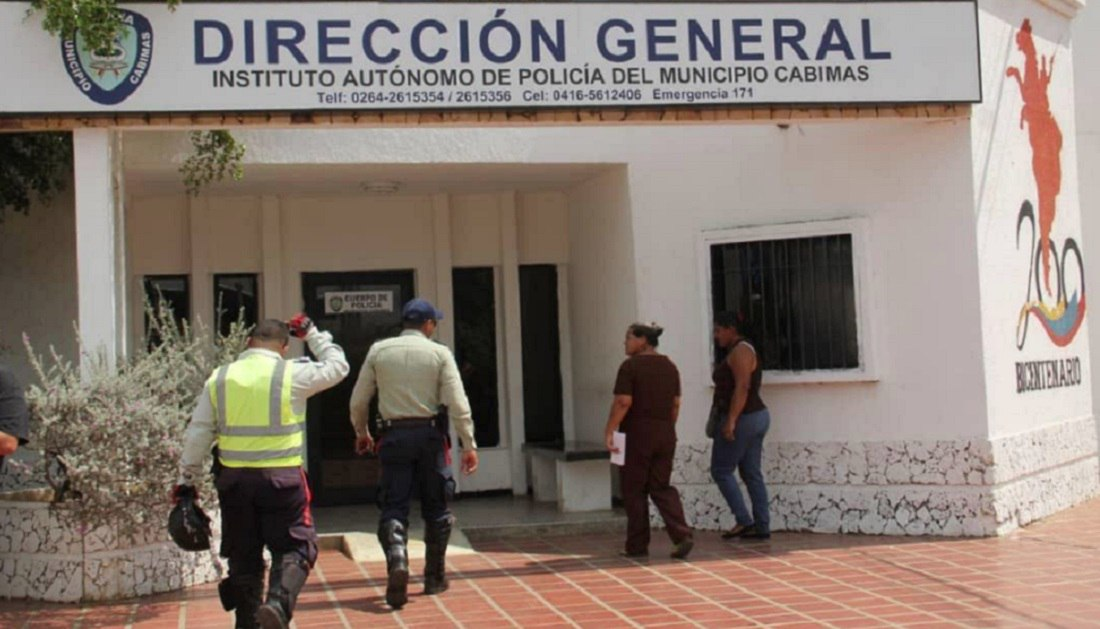 Según fuentes ligadas al caso, el presunto estafador, identificado como Nerio Jesús Iseas Hernández, de 19 años de edad, presentaba capturas de pantalla de pagos falsos y retiraba pedidos que realizaba al llegar al local, para luego retirarse a su residencia.