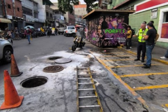 Román Camacho, reportero de sucesos, notificó por medio de su cuenta en X, que los trabajadores no resultaron heridos, pero sí un motorizado que iba pasando con su hija por la zona.