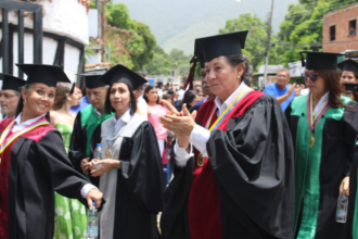 Graduandos de Unimar realizan tradicional caminata desde El Valle