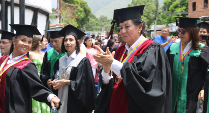 Graduandos de Unimar realizan tradicional caminata desde El Valle