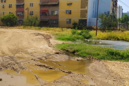 Tubería de aguas de cloacas colapsa frente al bloque I en García