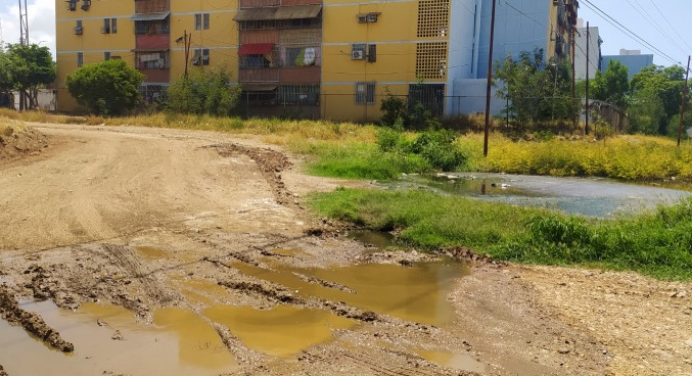 Tubería de aguas de cloacas colapsa frente al bloque I en García