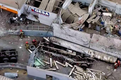 Tras la explosión, locales de un centro comercial aledaño, unidades de transporte público, incluso algunas viviendas terminaron con graves daños en su estructura.