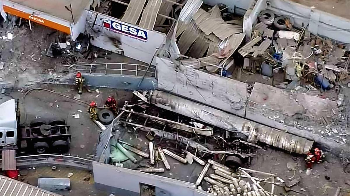 Tras la explosión, locales de un centro comercial aledaño, unidades de transporte público, incluso algunas viviendas terminaron con graves daños en su estructura.