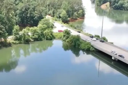 Los cuerpos de los estudiantes de segundo año de DW Daniel High School, Rayan Alnasser, de 16 años, y Zakaria Chaar, de 15, fueron recuperados del lago Hartwell el lunes después del desafío mortal del sábado por la noche.