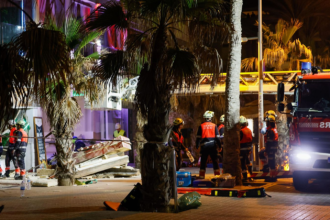 Varias personas compartían en la tarde del jueves en una terraza de la primera planta del restaurante que se vino abajo, según el jefe de los bomberos de Palma, Eder García.