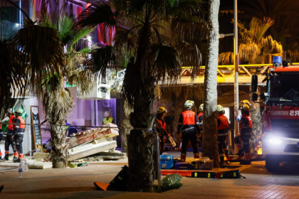 Varias personas compartían en la tarde del jueves en una terraza de la primera planta del restaurante que se vino abajo, según el jefe de los bomberos de Palma, Eder García.