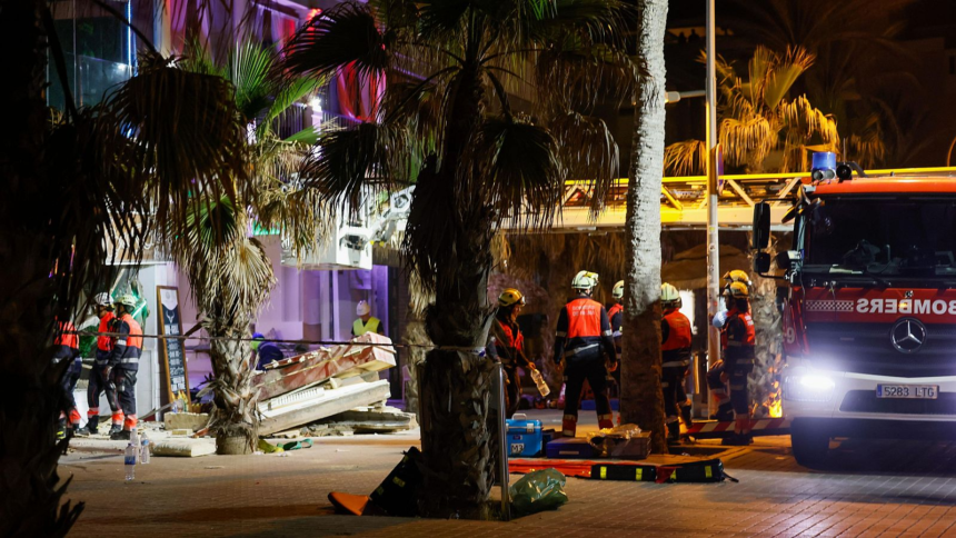 Varias personas compartían en la tarde del jueves en una terraza de la primera planta del restaurante que se vino abajo, según el jefe de los bomberos de Palma, Eder García.