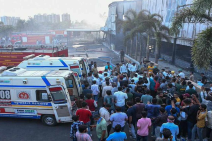 En total, doce bebés fueron rescatados con vida, mientras que siete cuerpos han sido recuperados del lugar, en el que se encuentran decenas de vecinos, voluntarios o familiares preguntando por sus hijos.