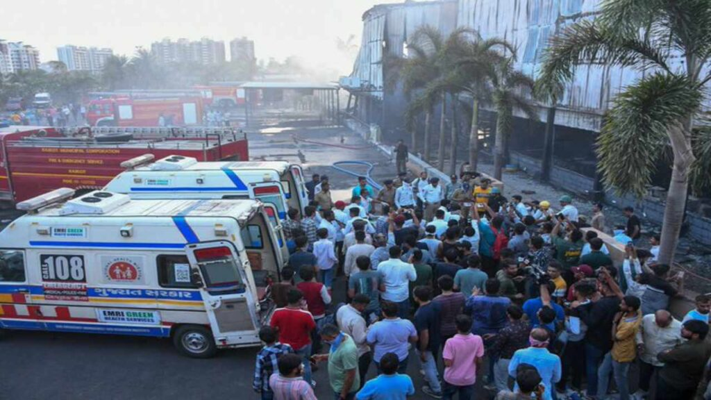 En total, doce bebés fueron rescatados con vida, mientras que siete cuerpos han sido recuperados del lugar, en el que se encuentran decenas de vecinos, voluntarios o familiares preguntando por sus hijos.