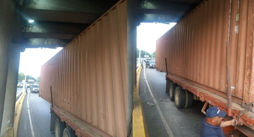 En las imágenes divulgadas en Twitter (X) por Traffic Center se puede ver que la unidad sobrepasaba la altura permitida para pasar por debajo del puente.