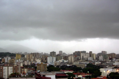 Así mismo, después del mediodía se espera un incremento de la cobertura nubosa, lo cual provocará lluvias y chubascos con actividad eléctrica, siendo más intensas y frecuentes en zonas del Esequibo, oeste de Anzoátegui, Bolívar, norte de Amazonas, Miranda, La Guaira, Distrito Capital, Aragua, Carabobo, Llanos Centrales/Occidentales, los Andes y Zulia.