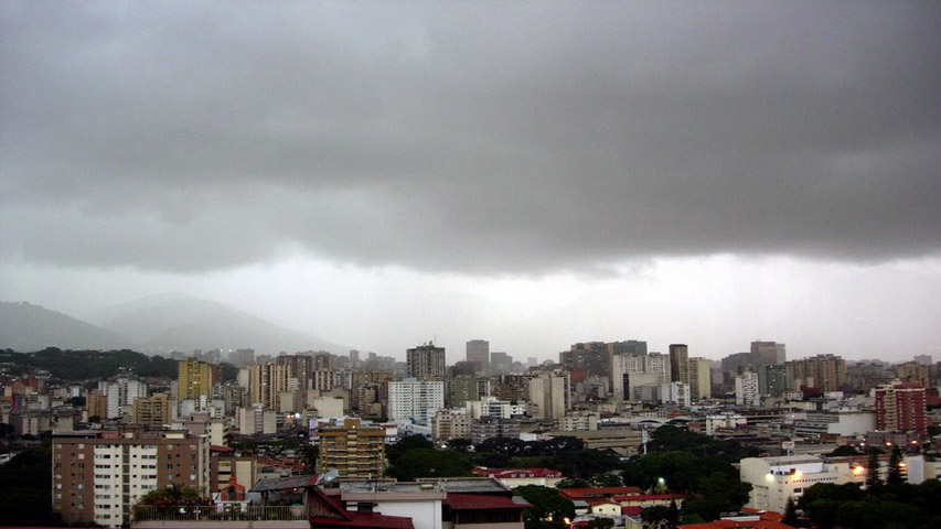 Mientras que sobre la Gran Caracas, se estima cielo parcialmente nublado en horas de la mañana con precipitaciones débiles al sur de Miranda, aumentando la cobertura nubosa después del mediodía con lluvias y chubascos, algunos con actividad eléctrica, especialmente en áreas montañosas.
