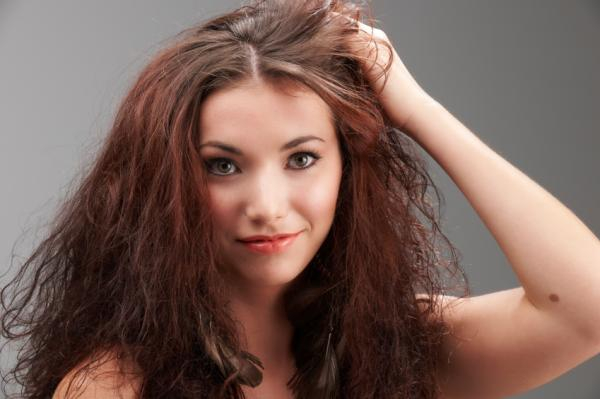 Este esponjamiento, electricidad o estática del cabello no es más que el resultado de la deshidratación y la falta de ácidos grasos esenciales y de proteína en el pelo.