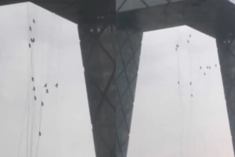 Los hombres en cuestión son empleados de la CCTV Tower, quienes quedaron pendiendo de cuerdas por algunos minutos tras las ráfagas que  alcanzaron niveles de entre 60 y 100 kilómetros por hora, causando caos en toda la ciudad.