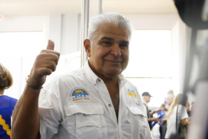 El candidato de la alianza Salvar Panamá, José Raúl Mulino, obtuvo más de 738.000 votos, superando a su más cercano competidor, Ricardo Lombana del Movimiento Otro Camino (MOCA), quien acumuló el 24,96%.