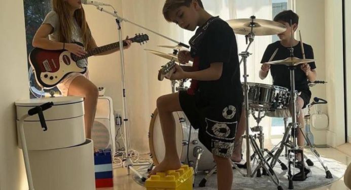 Hijo de Shakira muestra sus dotes en el canto y el piano (+video)
