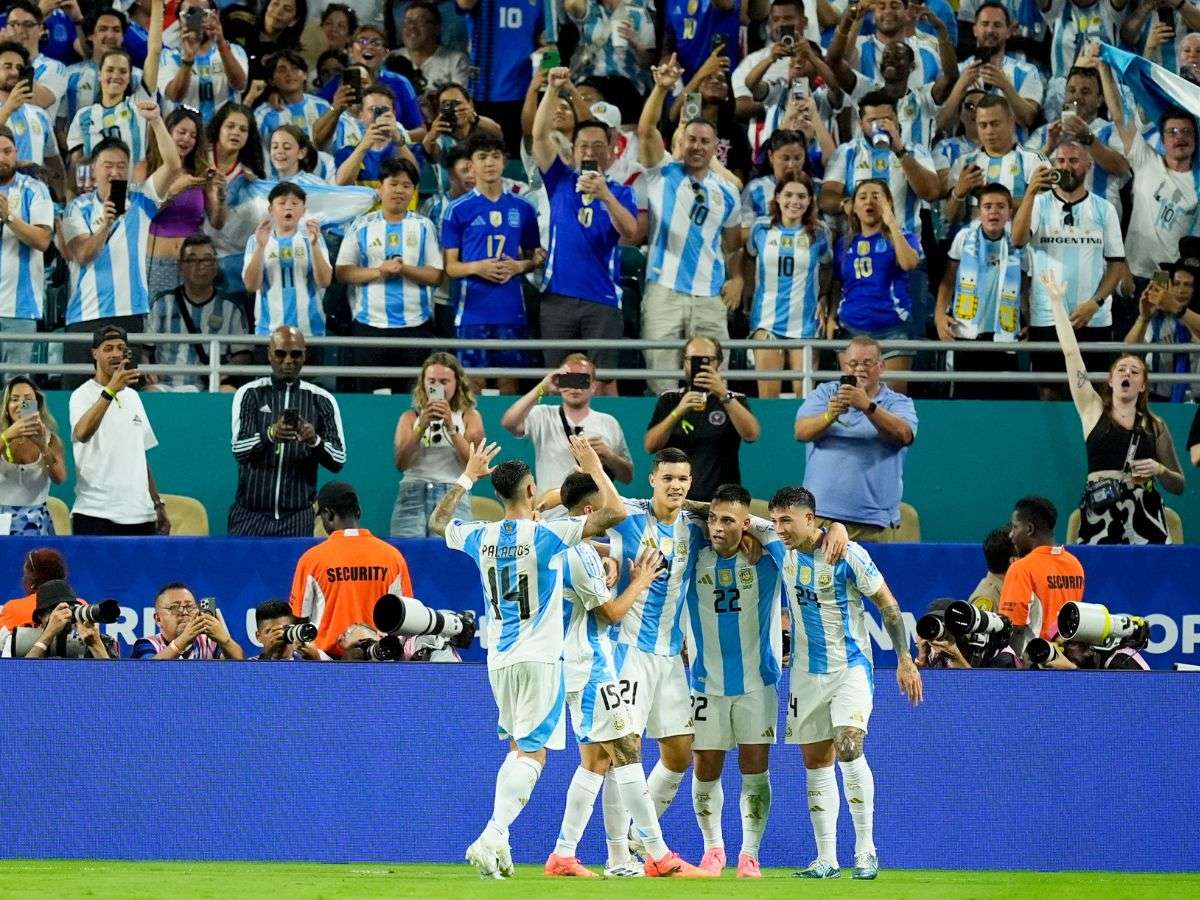 Argentina venció a Perú y cerró como líder de su grupo