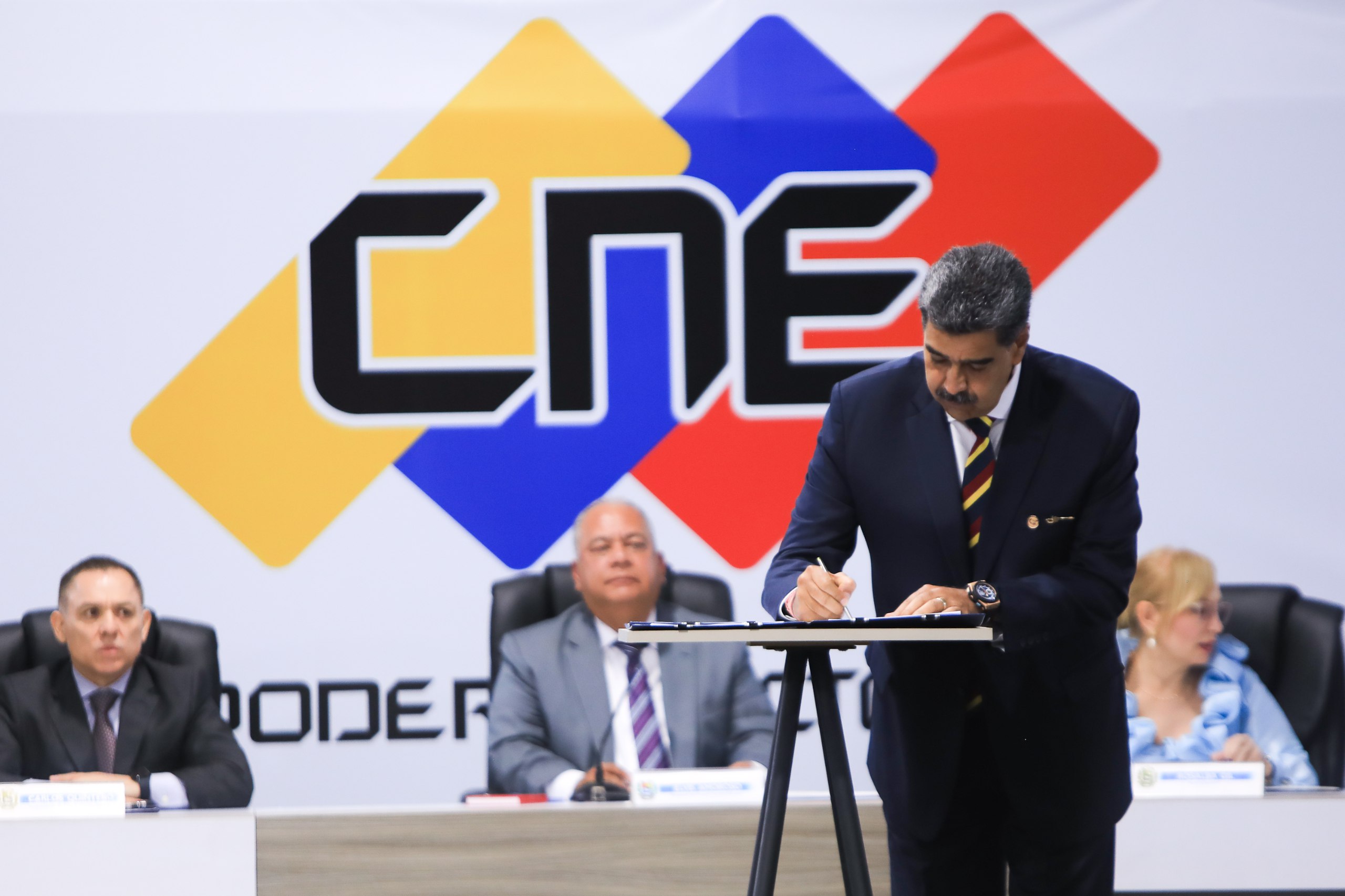CNE impuso acuerdo para respetar resultados electorales con la firma de ocho candidatos