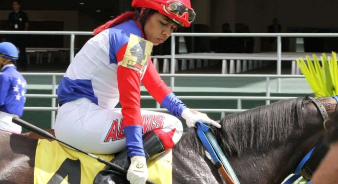 Cindy Carrero con una monta