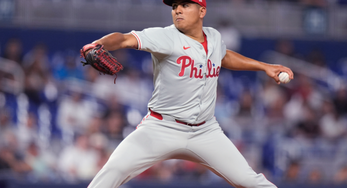 Ranger Suárez no pudo ante los bates de Milwaukee