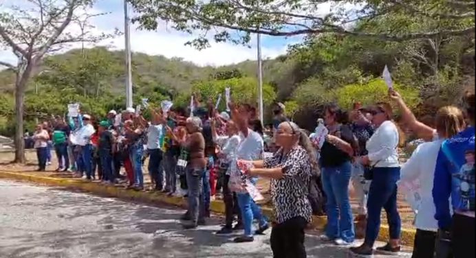 Margarita: Protestan familiares de médico privada de libertad +VIDEO