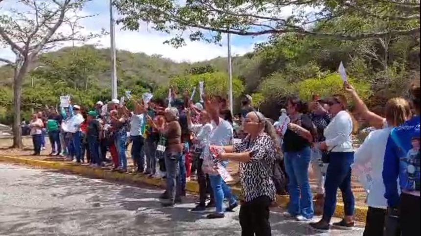 Margarita: Protestan familiares de médico privada de libertad +VIDEO