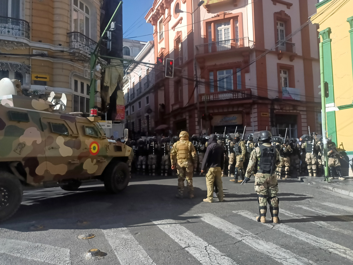 Militares se retiran de sede del Ejecutivo de Bolivia tras “intento de golpe de Estado”